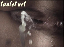 Дамы писают и какают в пляжном туалете