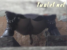 Скрытая камера - женщины какают в туалете