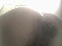 Какающая девушка в сортире - скрытая камера