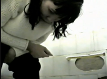 Скрытая камера снимает в женских сортирах