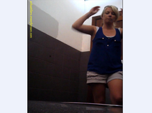 Блондинка в шортах ссыт в перед скрытой камерой