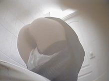 Подглядывание за писающими тетками в общественном толчке