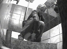 Скрытая камера девушка писает в туалете вокзала