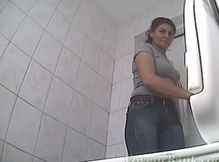 Взрослая мамка ссыт перед камерой в туалете
