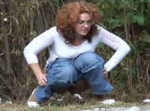 Подглядывание за девушкой писающей на пустыре