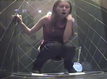 Пописала и засветилась на скрытую камеру в туалете