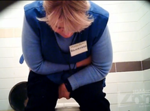 Продавщица писает в туалете - вид спереди и сзади