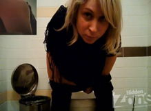 Блондинка отливает перед спрятанной камерой