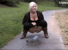 Бессовестные девки ссут где попало