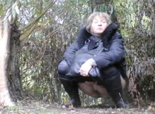 Бабуля присела пописать в кустах
