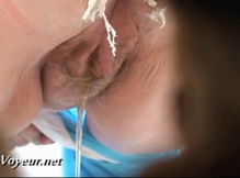 Вблизи подсматривают как девушки писают