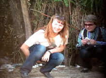 Тайком проследили как девушки писают в кустах