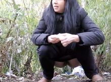 Темноволосая зассанка испражняется на скрытую камеру