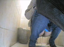 Студентка писает перед скрытой камерой в туалете универа