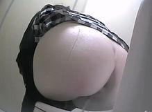 Девка писает на работе во время паузы