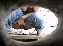 Девка справила нужду в сельском туалете