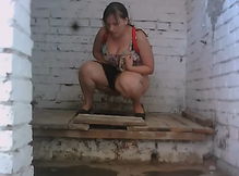 Толстозадая девченка в уличном туалете (вид снизу)