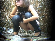 Девушки писают где придется (скрытая камера)