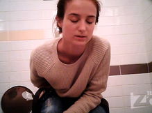 С наслаждением писает сидя на унитазе