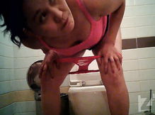 Подловили девушку писающую в унитаз