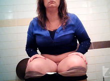 Толстушка позирует на унитазе туалета