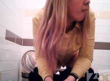 Симпатичная блондинка в туалете торгового центра