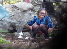 Подруги зашли пописать в грязные кусты