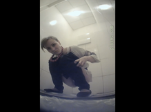 Писает глядя на скрытую камеру