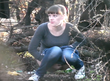 Девушка зашла в кусты и стала писать