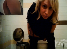 Камера в женском туалете и много писающих девушек