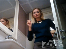 Блондинка справила естественные надобности в общественном туалете