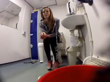 Девушка писает в туалете фитнес-клуба