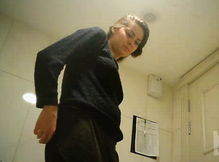 Мочеиспускание девушки перед скрытой камерой