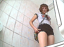 Зашла в туалет пописать и попалась на скрытую камеру