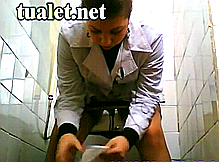 Врачихи и медсестры писают в служебном туалете