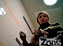 Зассанка с мохнатым лобком писает перед скрытой камерой