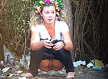 Дамы писают на природе показывая нам свои киски