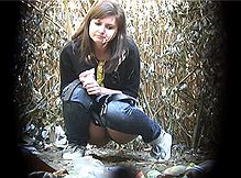Девушка красиво писает на поляне