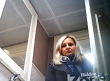 Сексуальный писсинг зрелой бабы в туалете