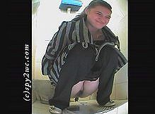 Девушка усердно какает в туалете на скрытую камеру