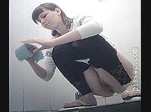 Девушка в туалете писает а скрытая камера подсматривает