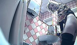 Так спешила пописать что не заметила скрытую камеру