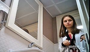 Камера в туалете подсмотрела за молодой девкой
