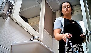 Установили в туалете скрытую камеру и спалили зрелую брюнетку