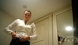 Девка писает стоя задом к камере в туалете кафе