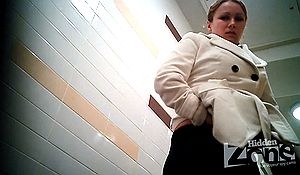 Подглядывание в туалете за девушкой