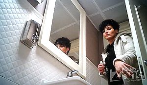 Брюнетка с бритой мандой в туалете