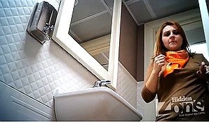 Рыжеватая деваха зашла в туалет со спрятанной камерой