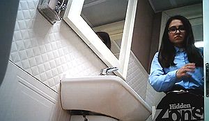 Рассматриваем в туалете писающую девушку
