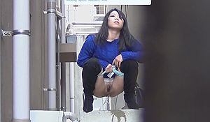 Подловили писающих японок на улице